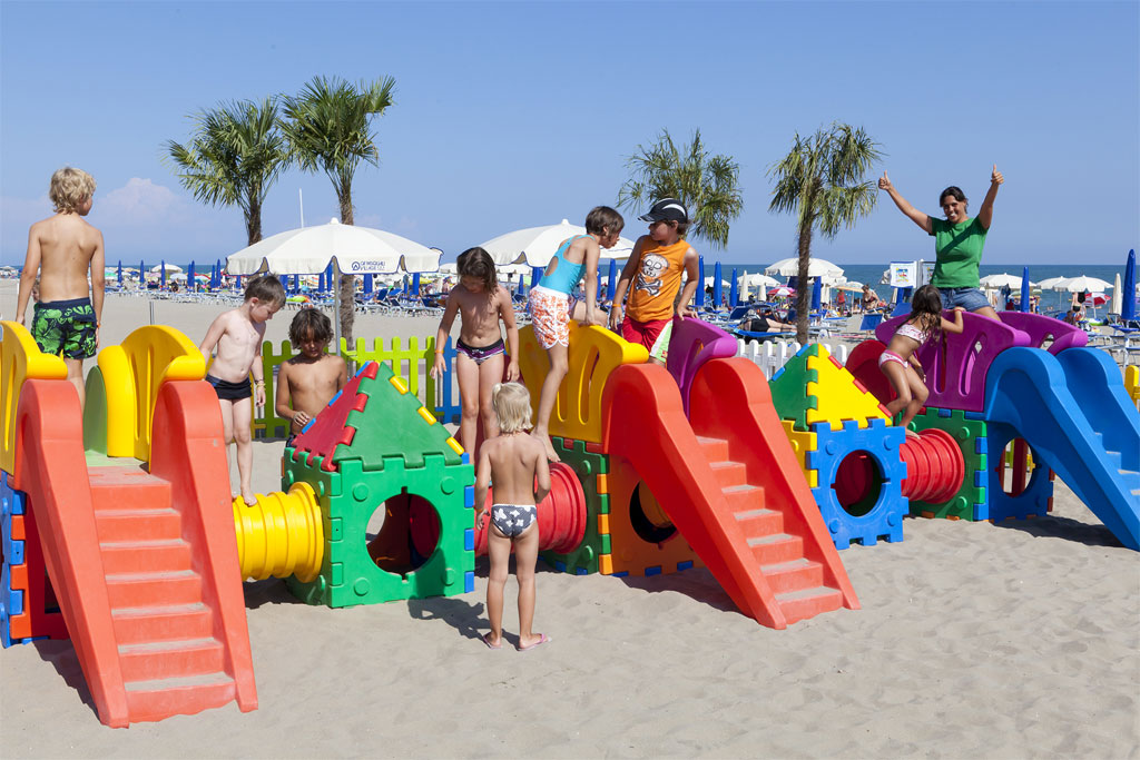 playground colorato in spiaggia con bambini