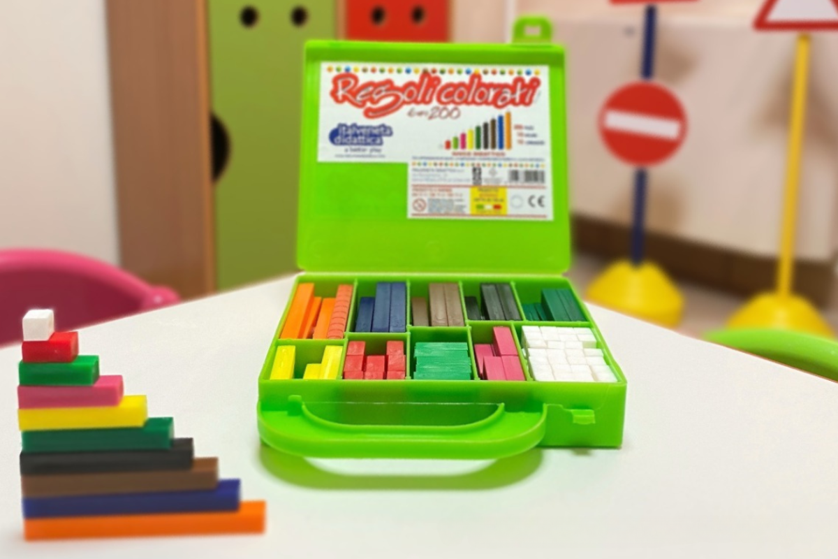 Bambini che utilizzano regoli colorati per imparare la matematica attraverso il gioco e l’esplorazione visiva dei numeri.