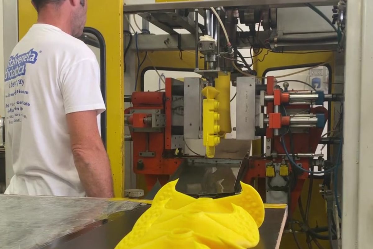 Tecnico Italveneta Didattica al lavoro durante le fasi di produzione di giochi didattici in plastica certificata Made in Italy.