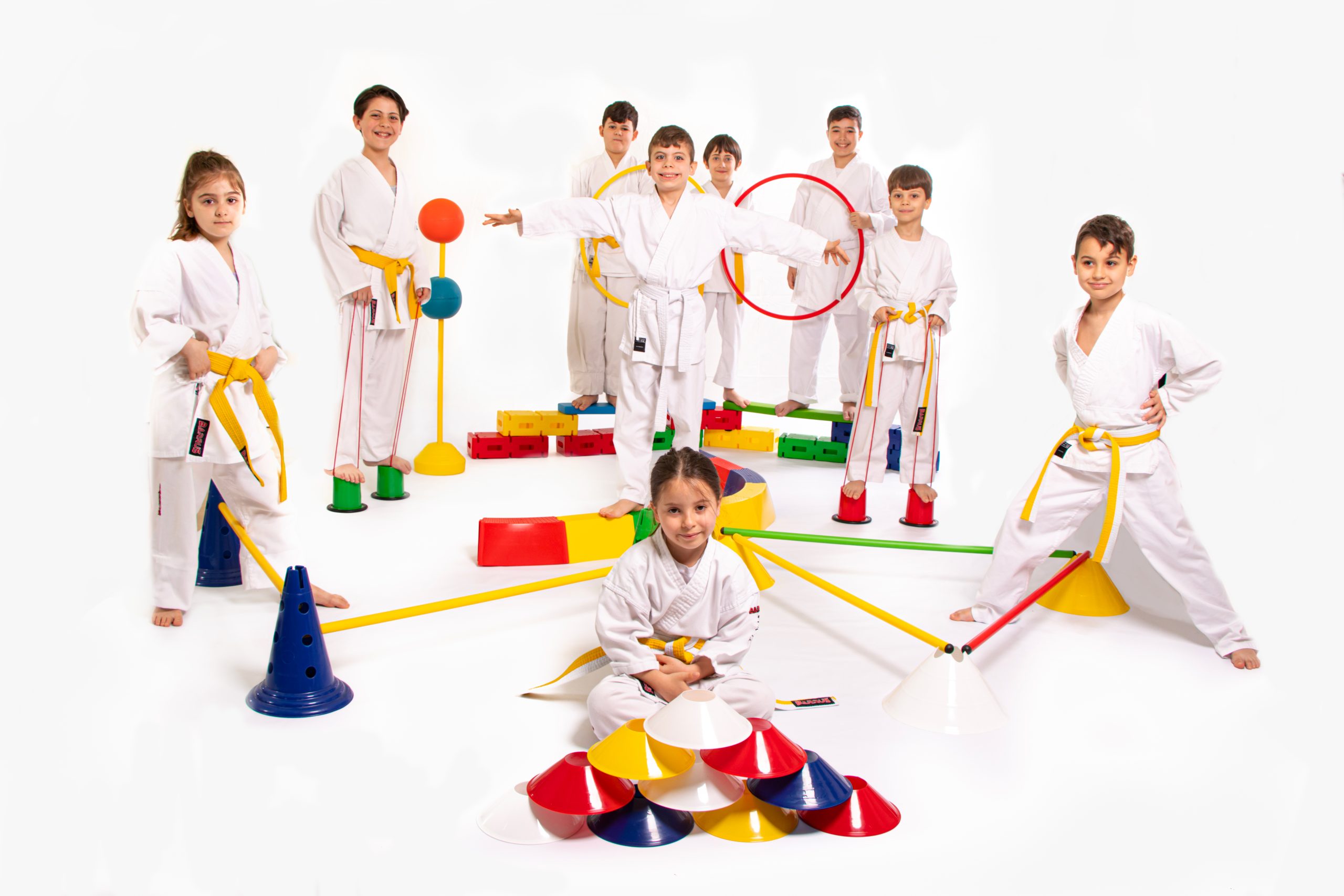 Bambini che si allenano in una scuola di karate con attrezzature psicomotorie Italveneta Didattica per migliorare equilibrio e coordinazione.