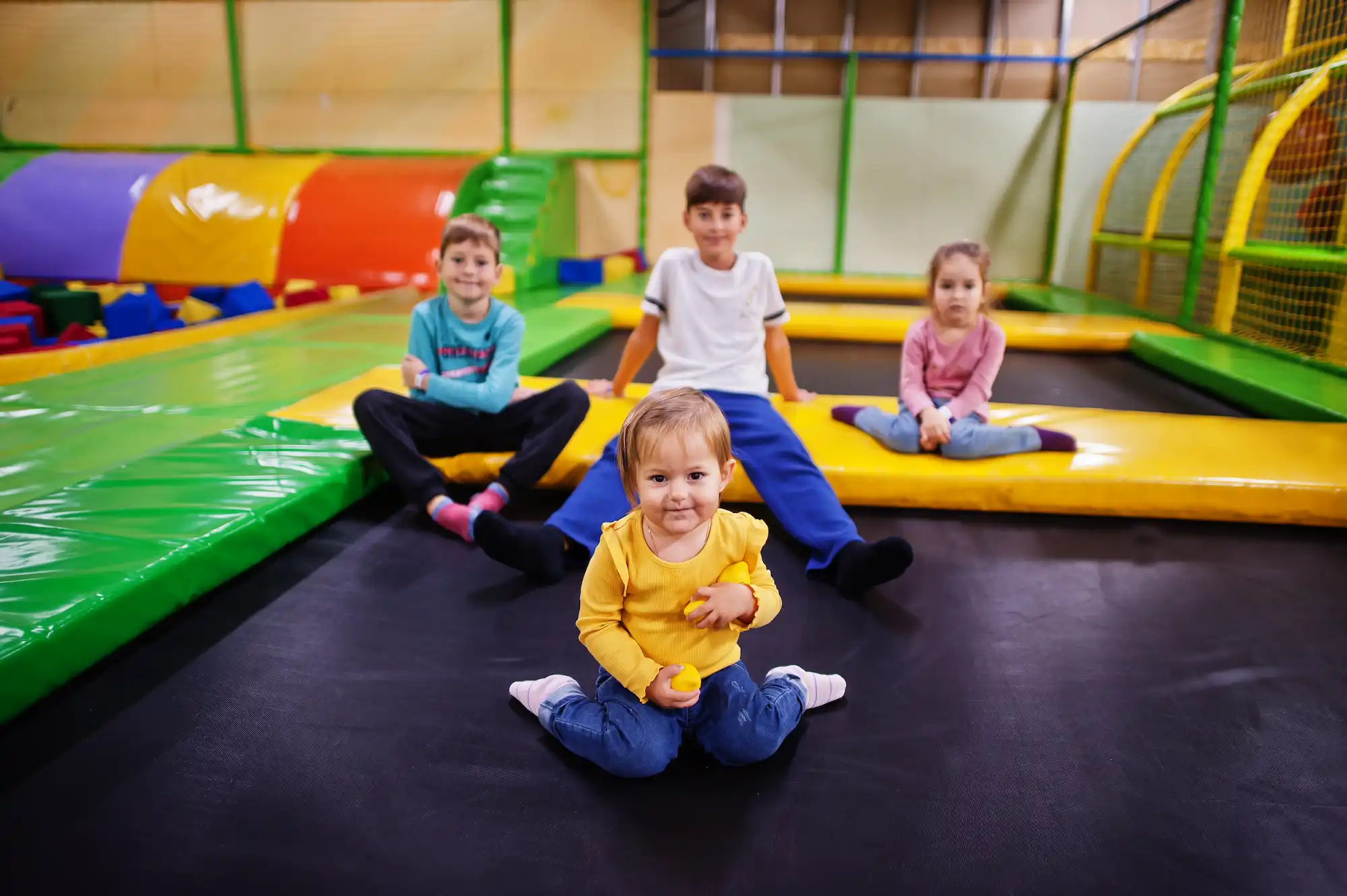 come aprire uno spazio gioco per bambini - bambini su tappeto elastico