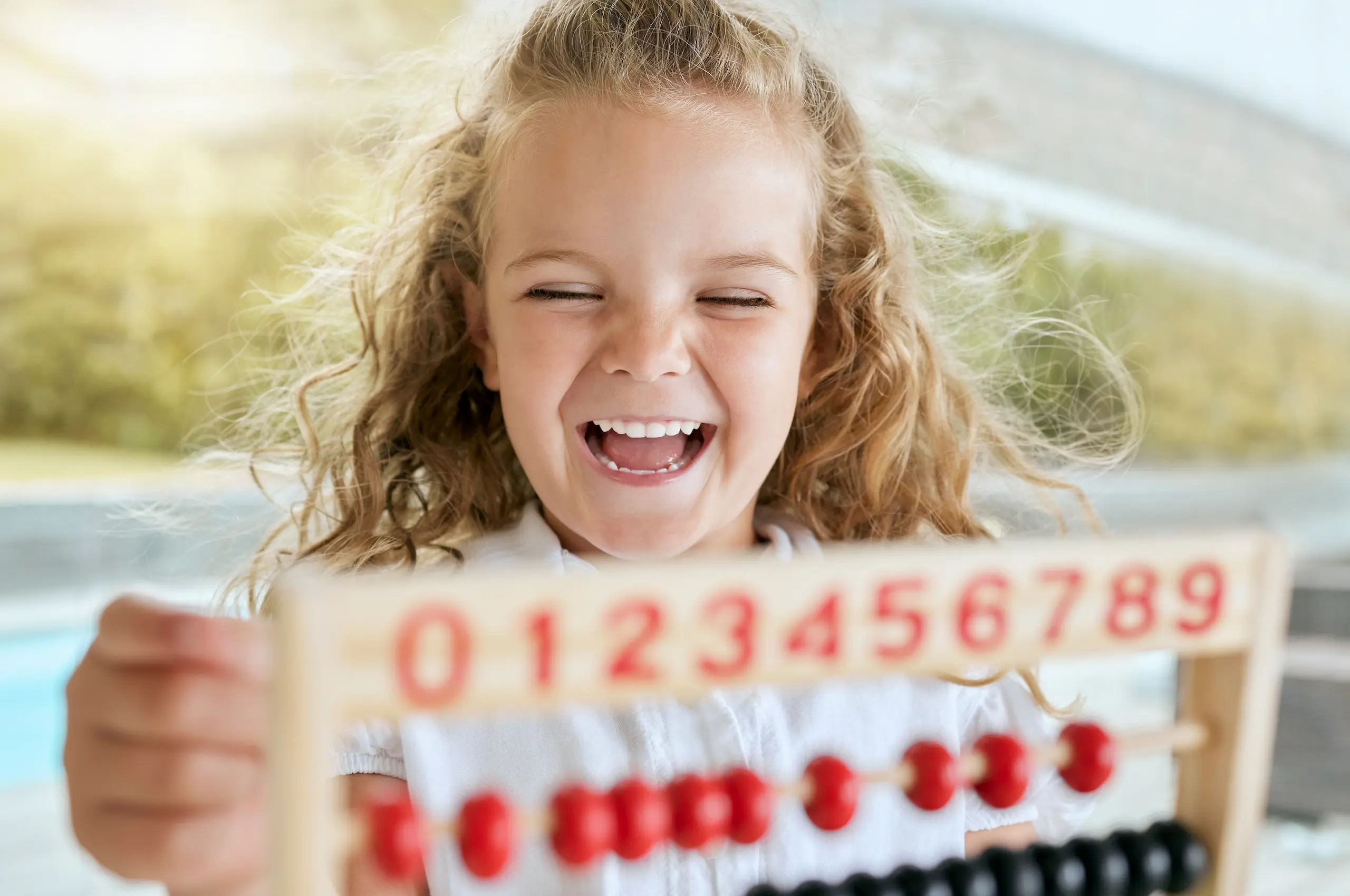 giochi didattici sulle tabelline - bambina che sorride giocando