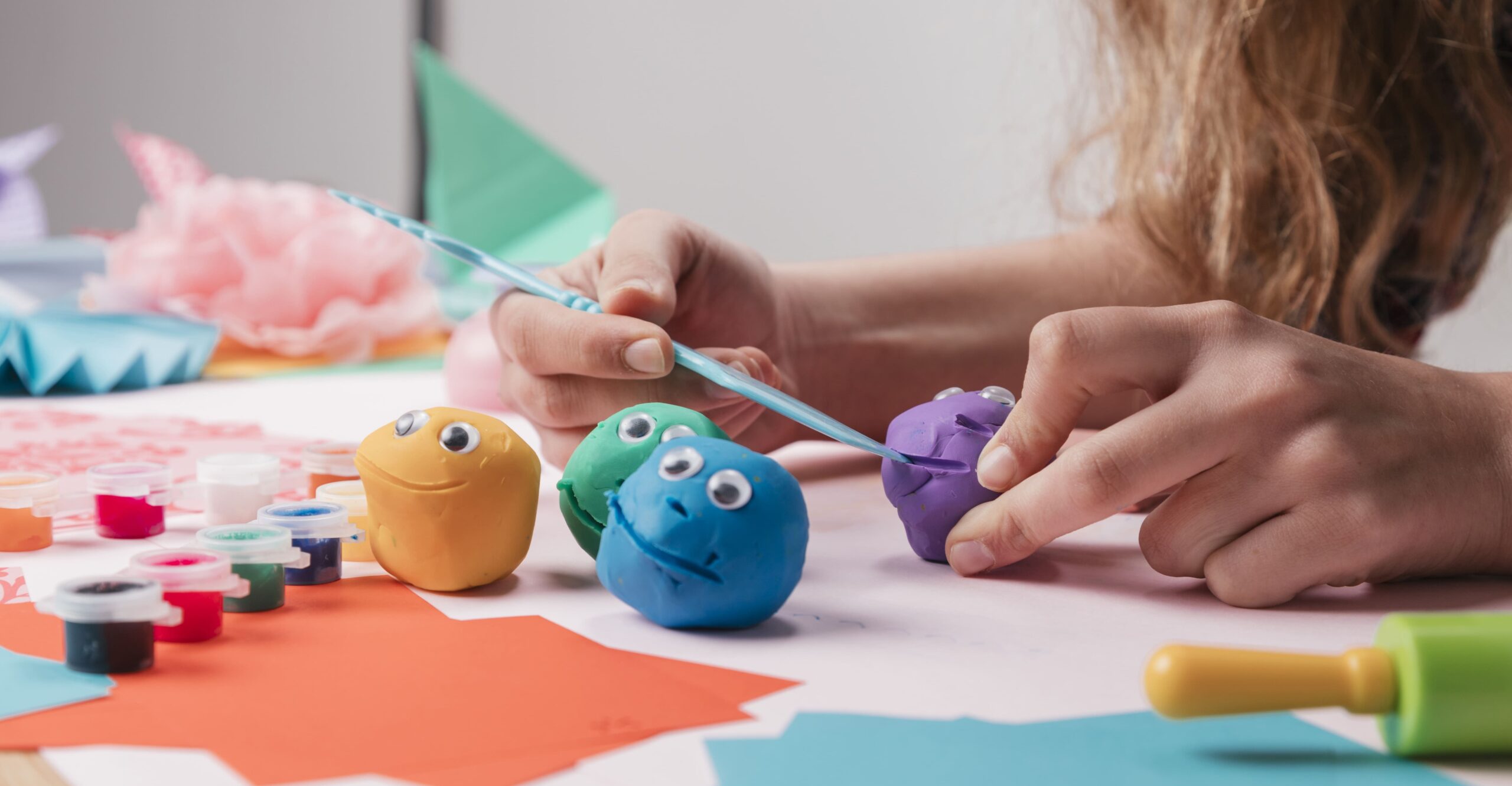 Giochi didattici per bambini - classe che gioca con abaco