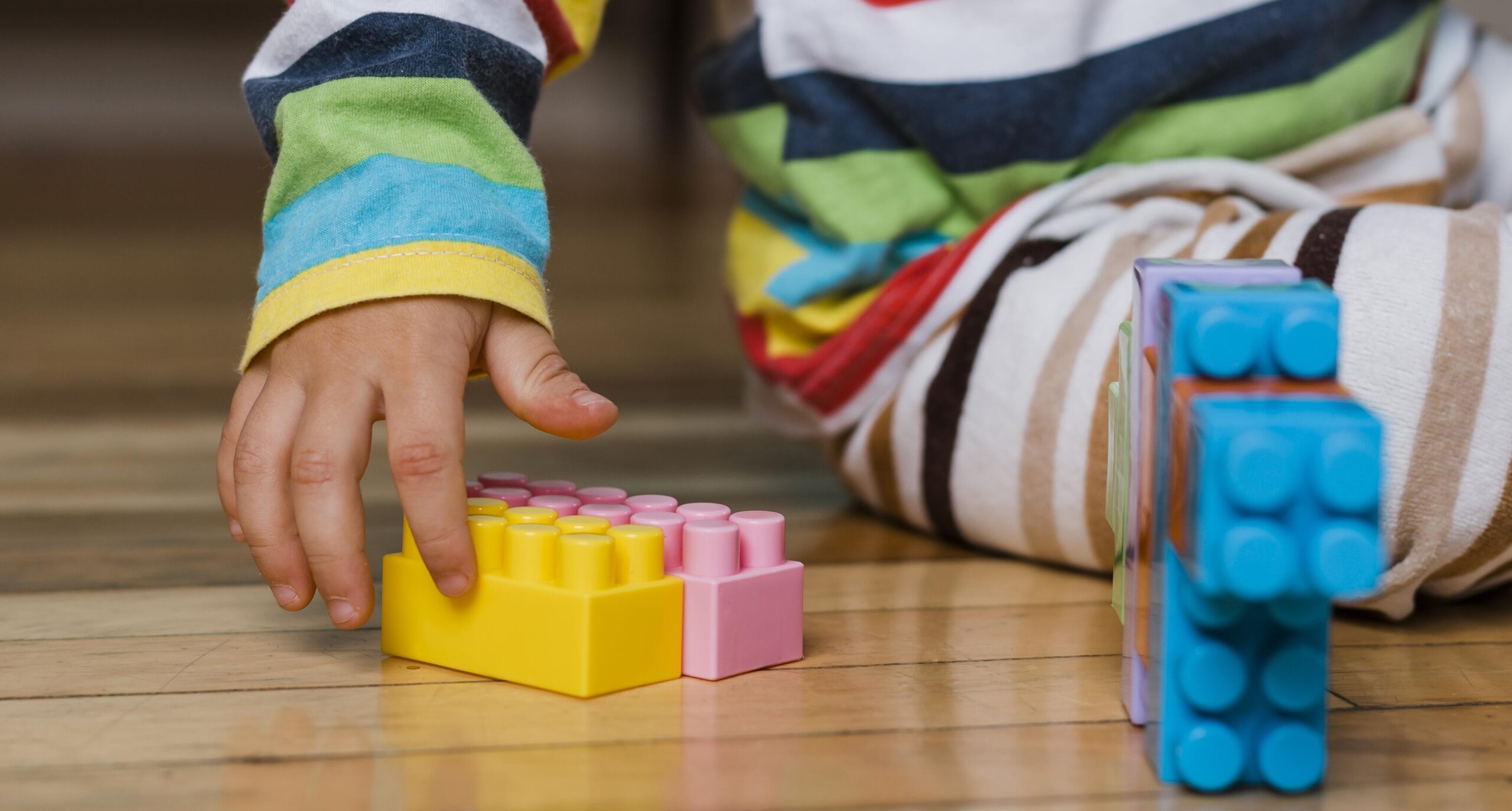 Giochi didattici per bambini - classe che gioca con abaco