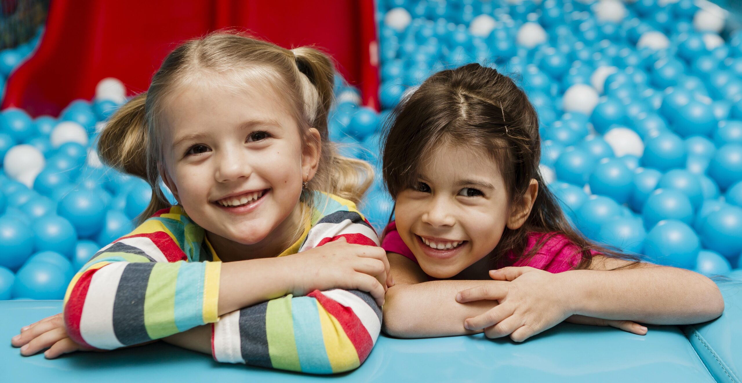 Giochi didattici per bambini - classe che gioca con abaco