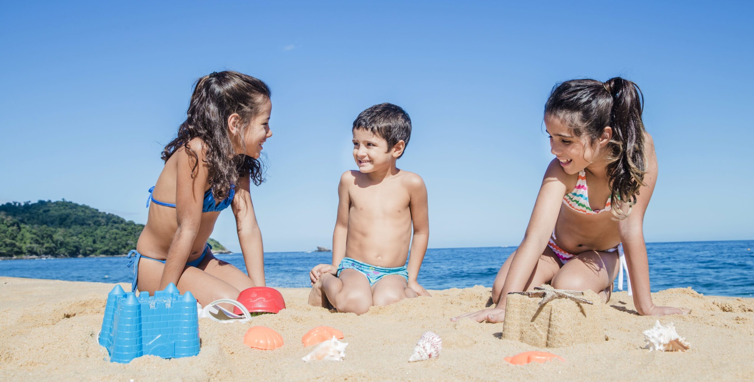 Giochi didattici per bambini - classe che gioca con abaco