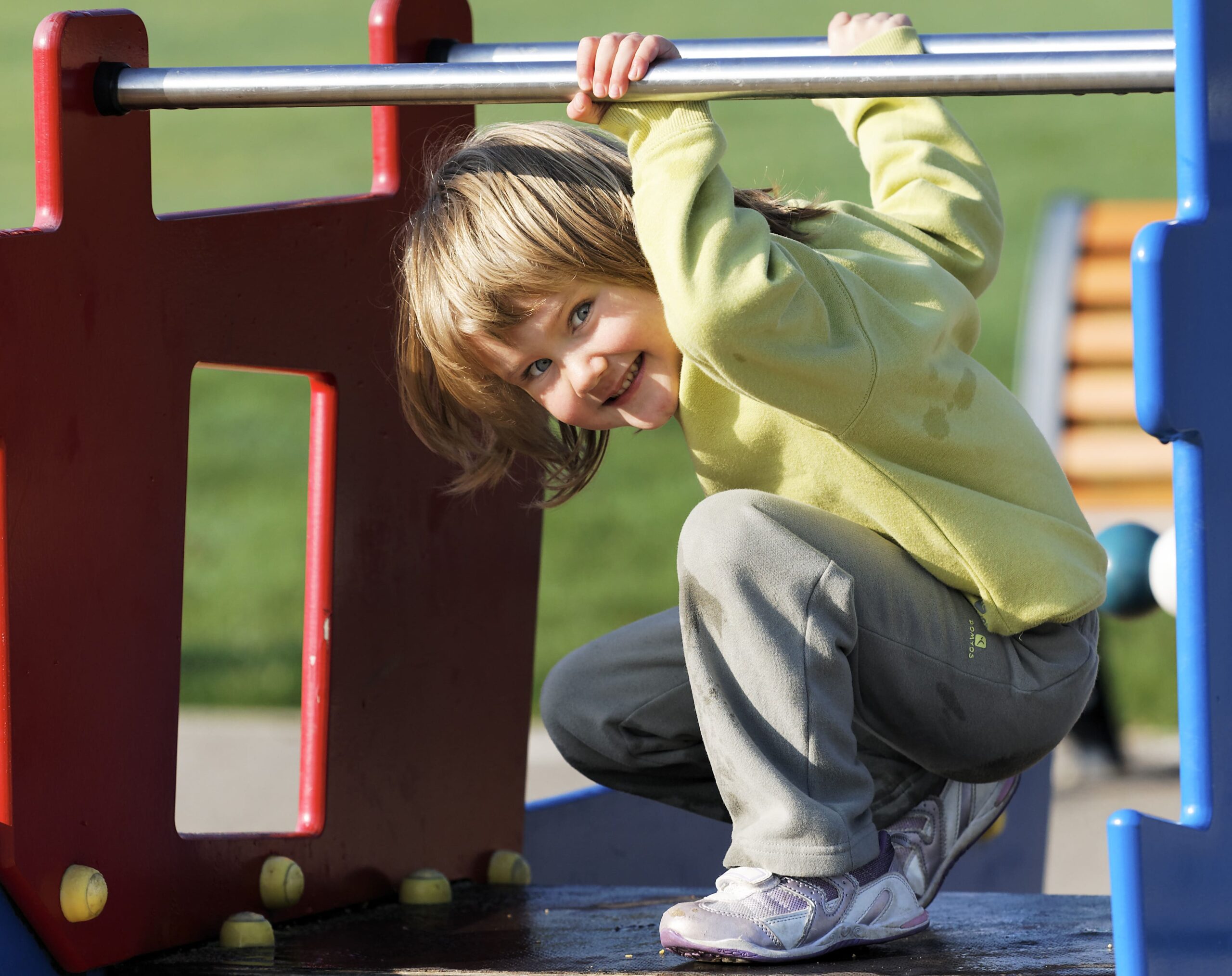Giochi didattici per bambini - classe che gioca con abaco