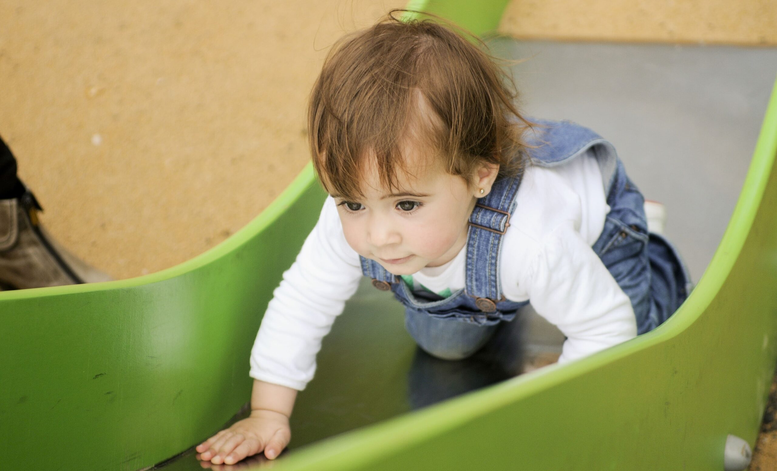 Giochi didattici per bambini - classe che gioca con abaco