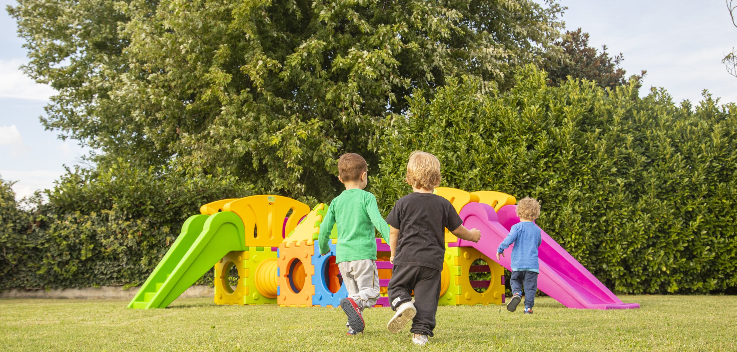 Giochi didattici per bambini - classe che gioca con abaco