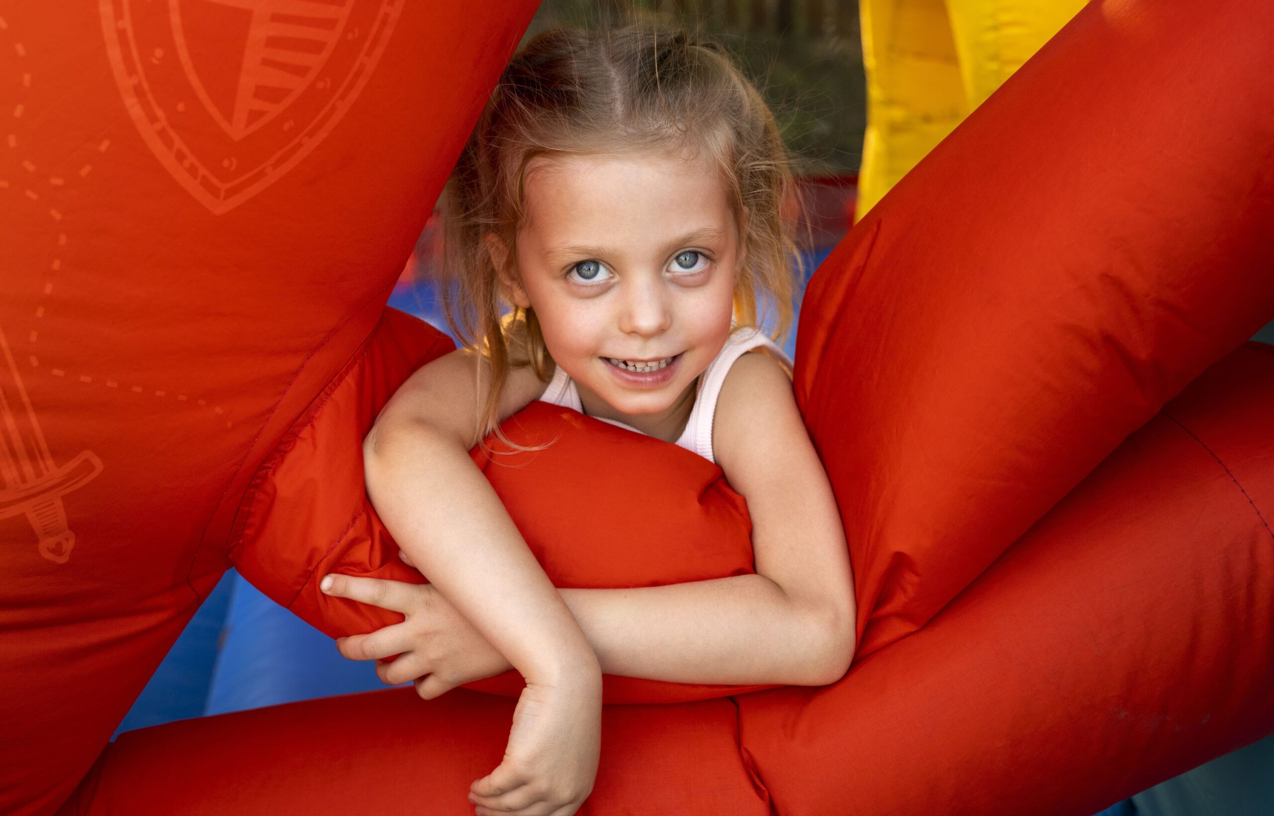 Giochi didattici per bambini - classe che gioca con abaco