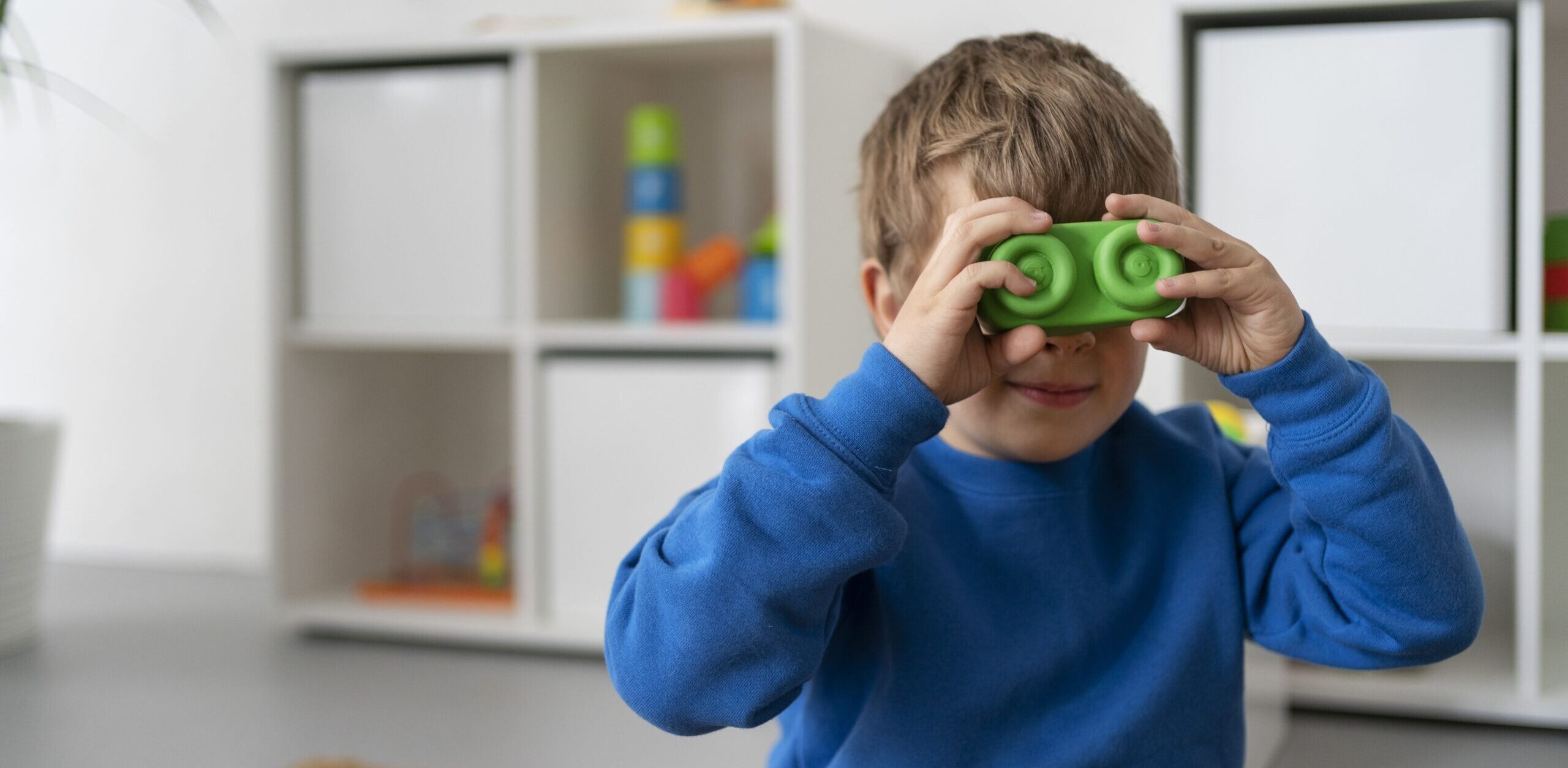 Bambino che gioca con giochi didattici per migliorare concentrazione e memoria