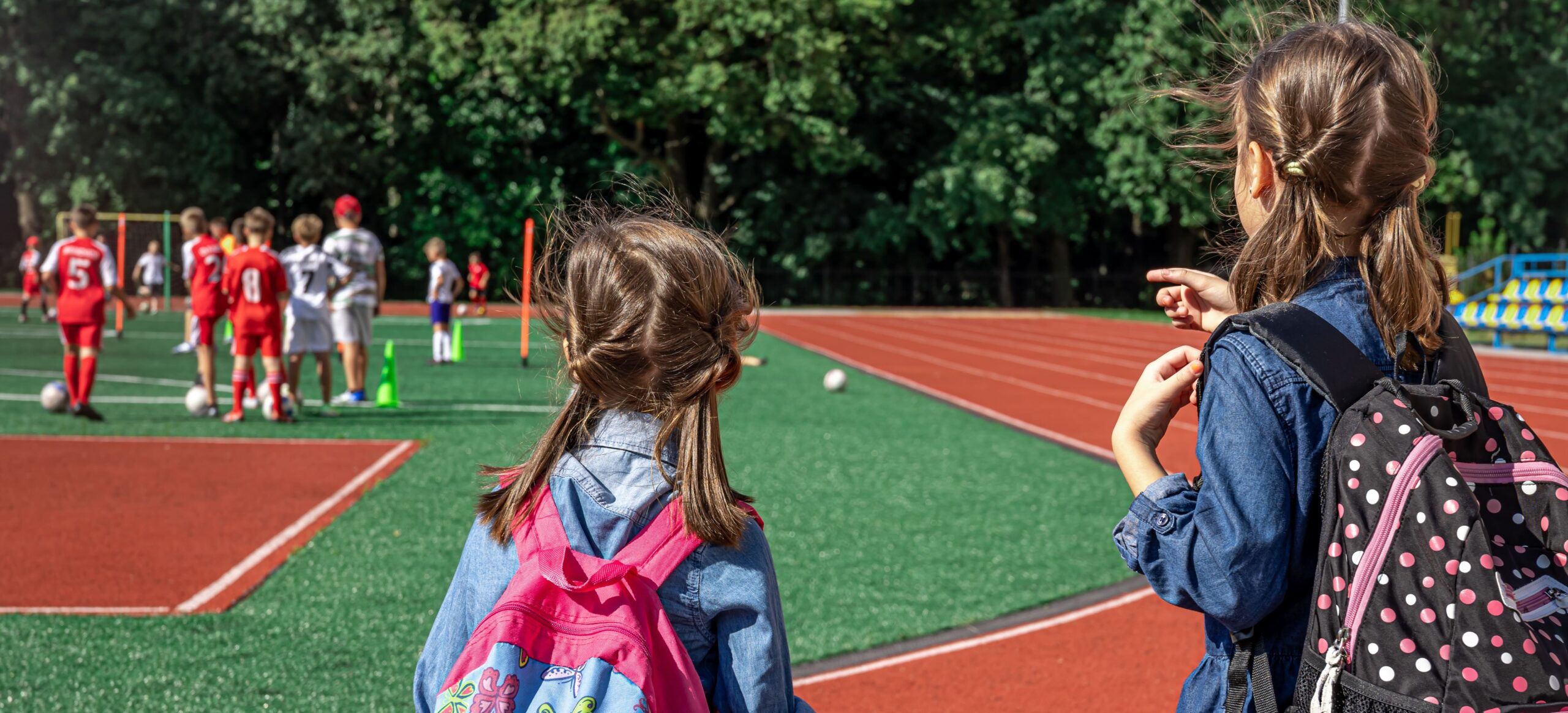Bambini impegnati in un’attività educativa all’aperto