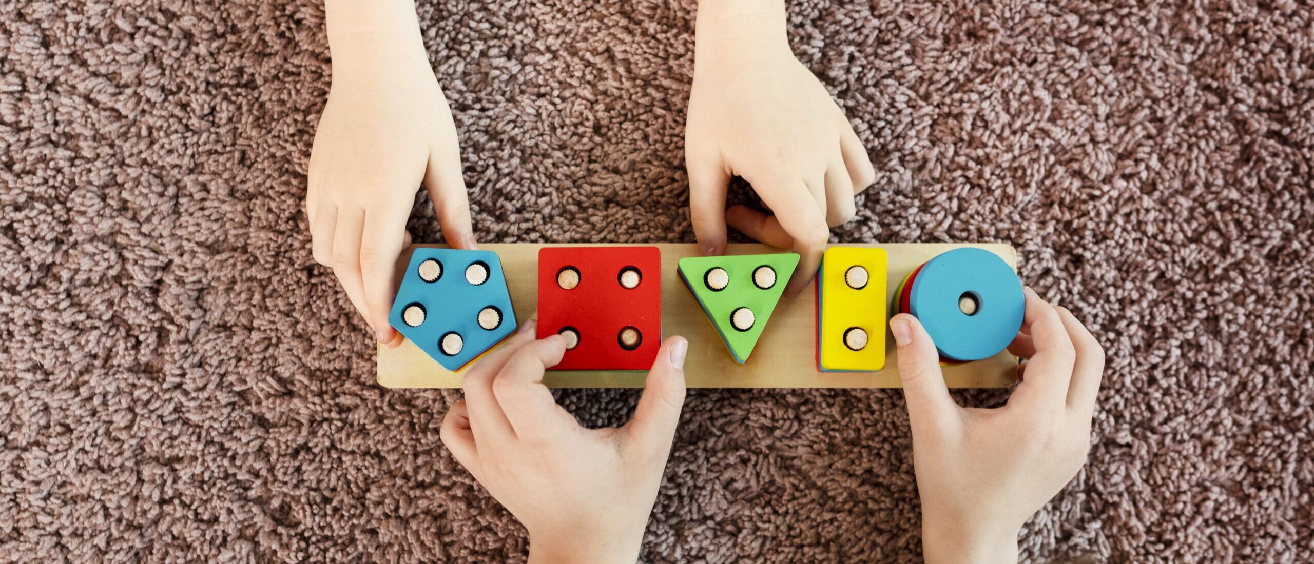 Bambini che giocano con giochi Montessori in legno